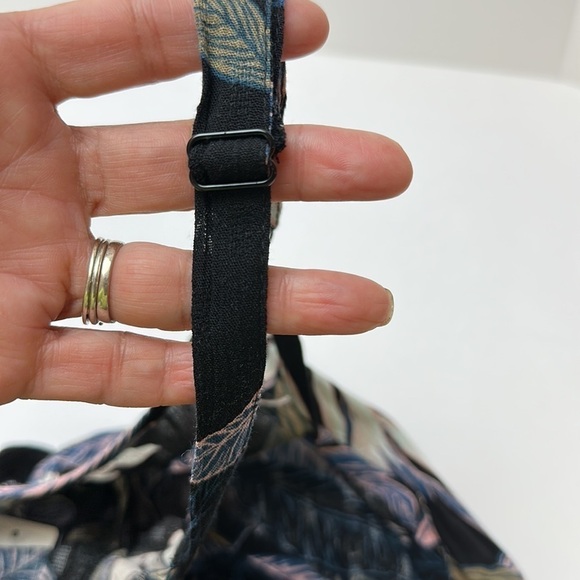 Torrid Textured Woven Gauze Cami Top 4X Black Palm Leaf Sharkbite Hem - Picture 5 of 10